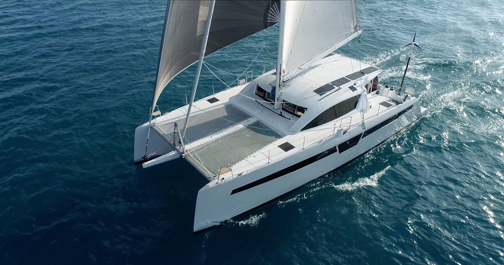 Catamaran Ti Corail naviguant sur les eaux bleues